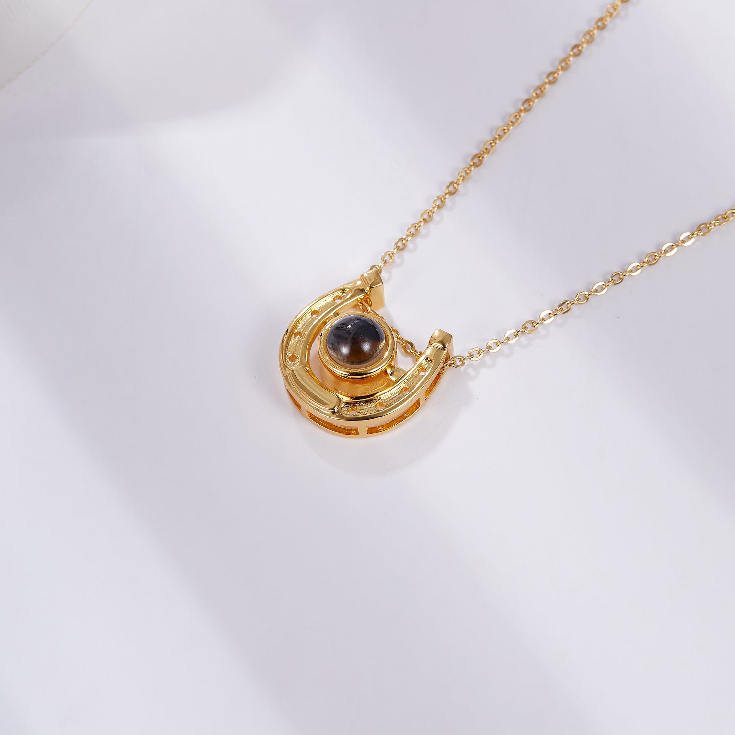 Custom horseshoe jewelry gift by Phomora