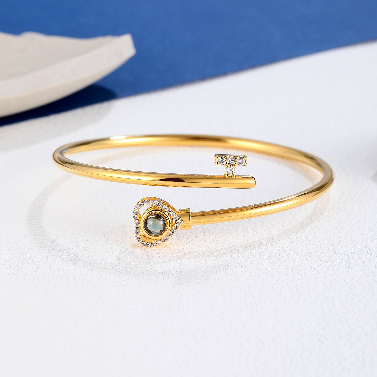 Elegant projection jewelry bracelet by Phomora