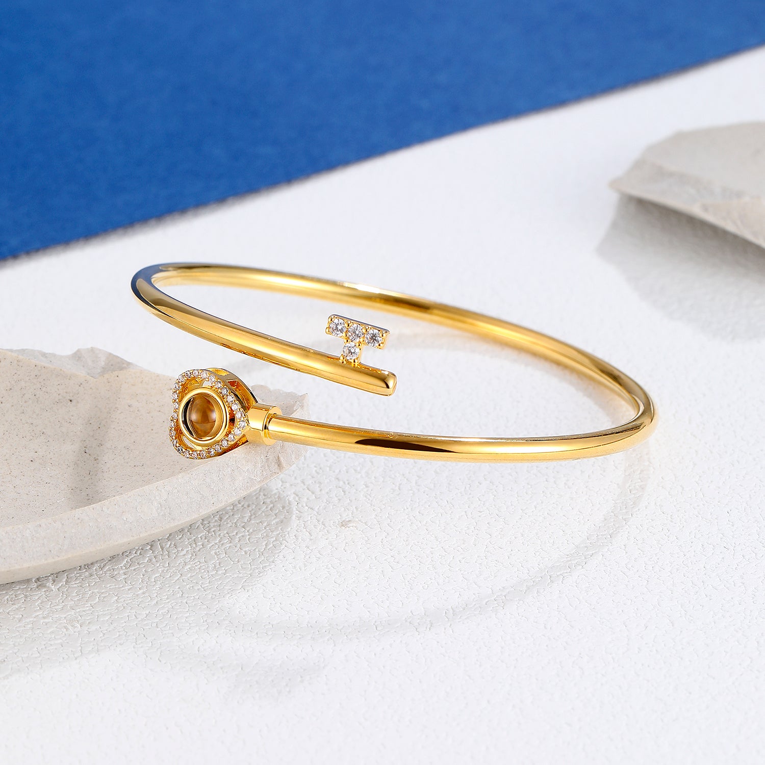 Elegant projection jewelry bracelet by Phomora