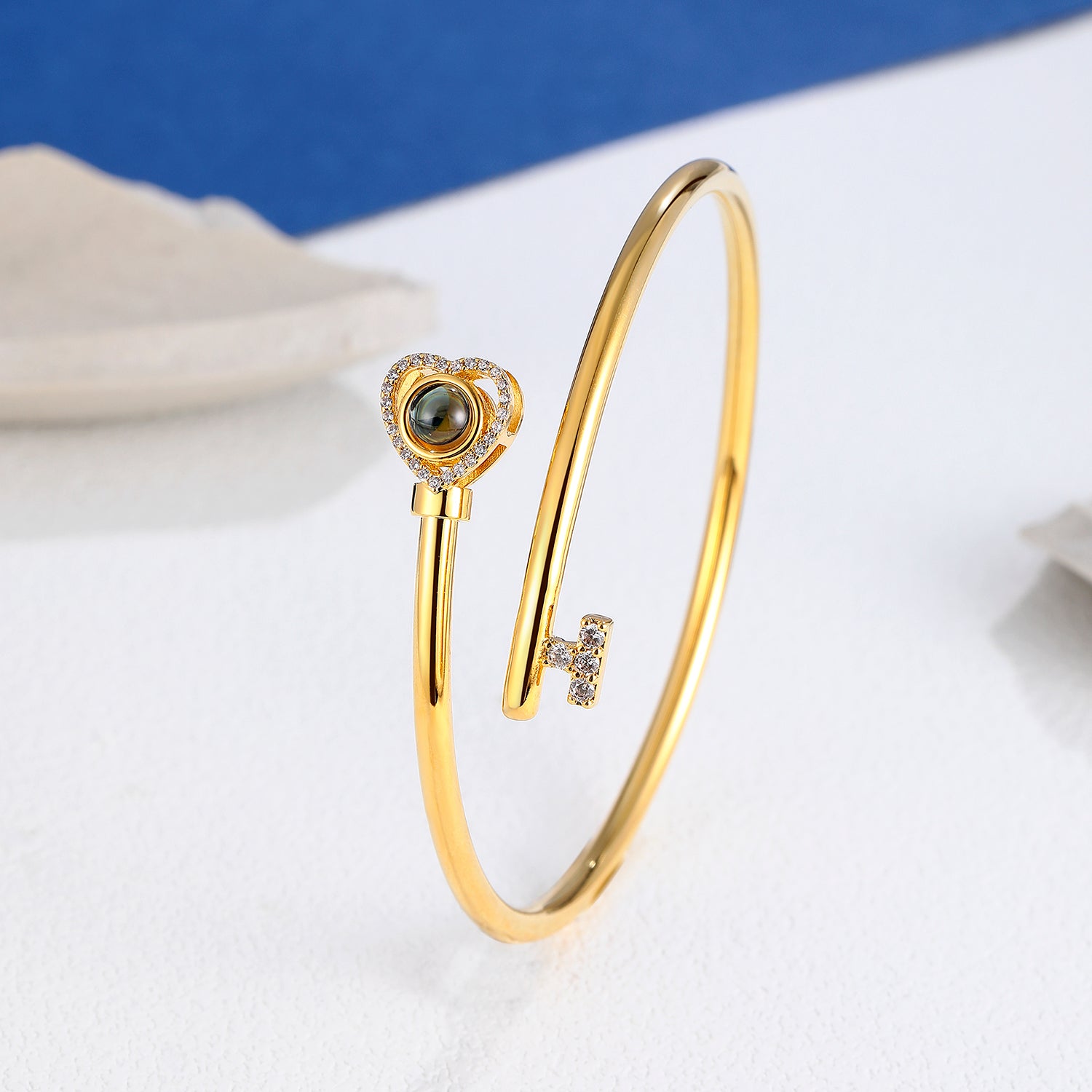 Elegant projection jewelry bracelet by Phomora